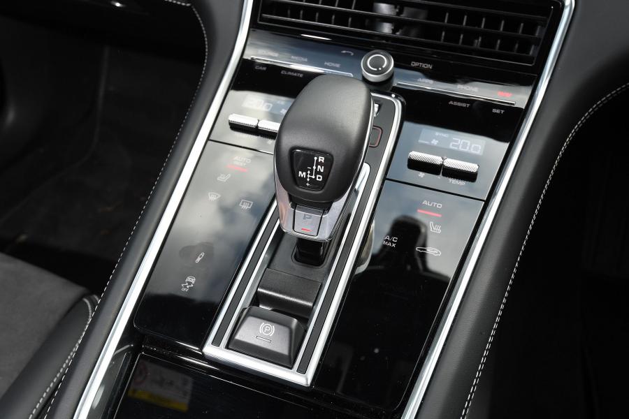 Детали интерьера Porsche Panamera GTS 2019 года  (UK) (фото 16 из 17)